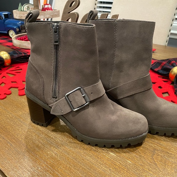 UGG - Picture 1 of 1